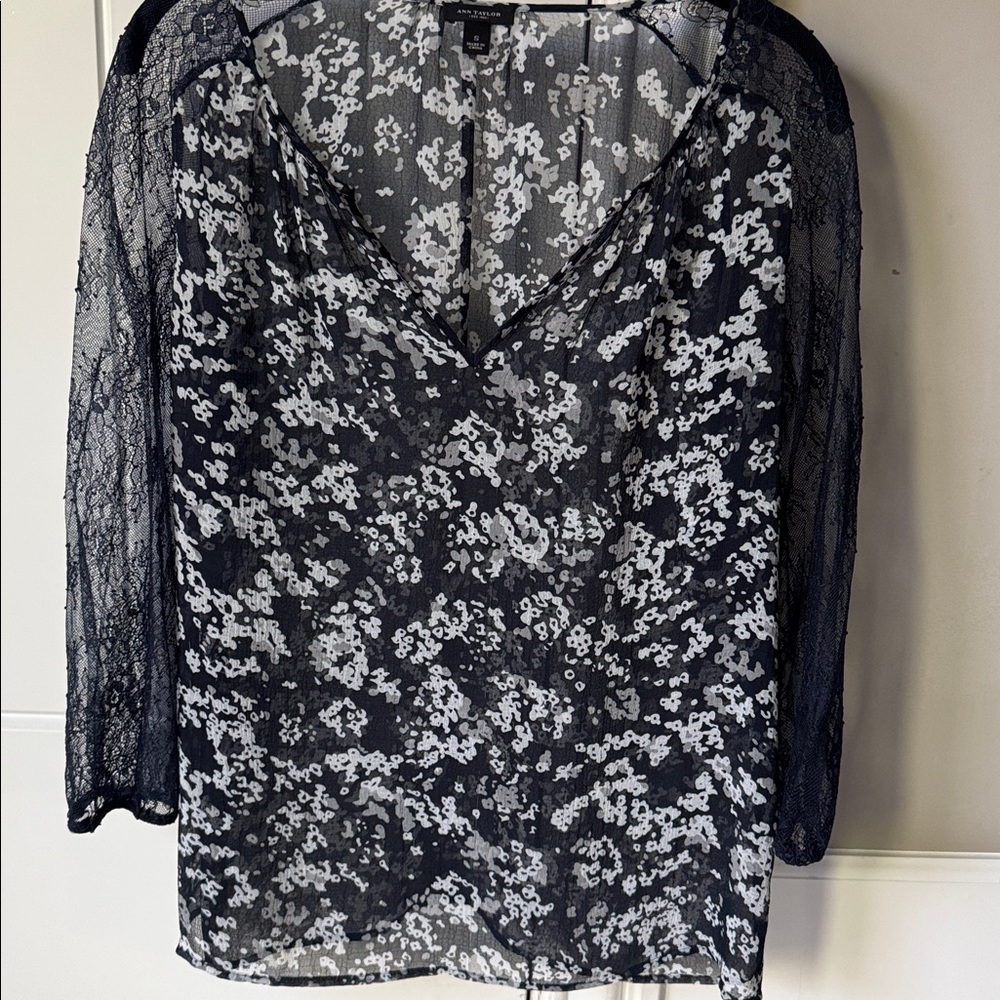 Ann Taylor navy and white Floral with lace sleeves Women Top blouse size small